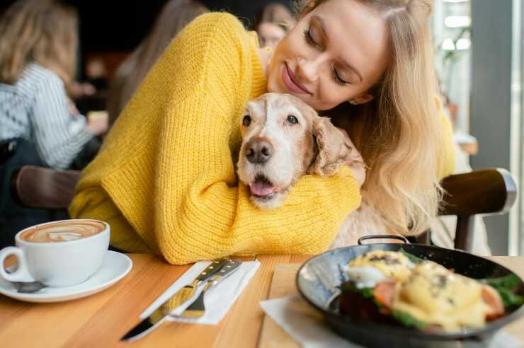 Ragazza al ristorante