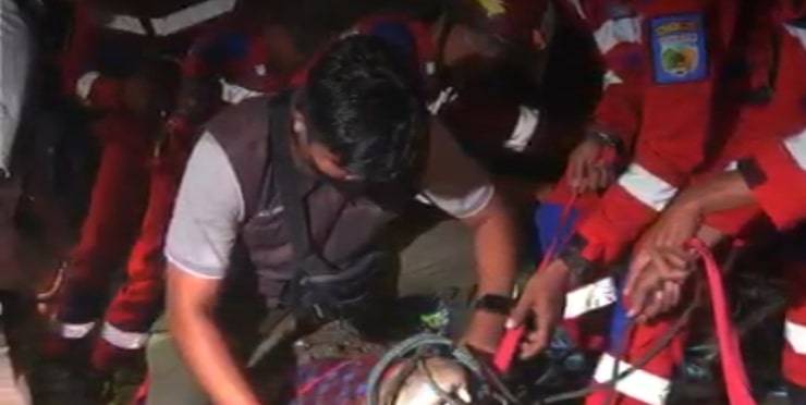 Per anni ha vissuto con un pneumatico al collo ora finalmente è libero-Video