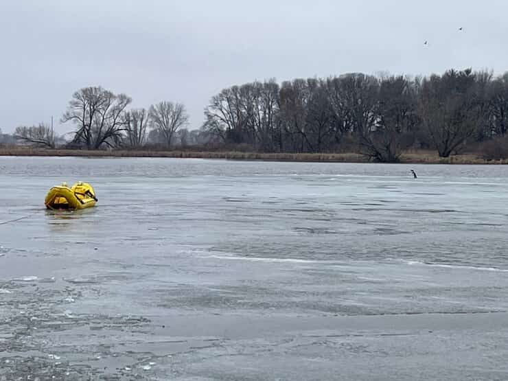 Cane bloccato sul lago ghiacciato salvato dai vigili del fuoco (Foto Facebook)