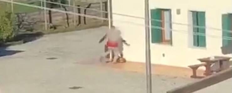 Kila viene presa a calci per punizione (Screen video)