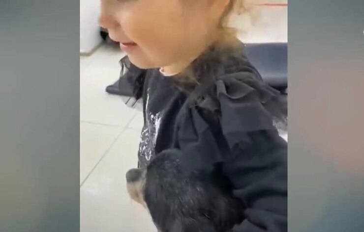 Varya con la bimba che le ha ridato la speranza (Screen video)