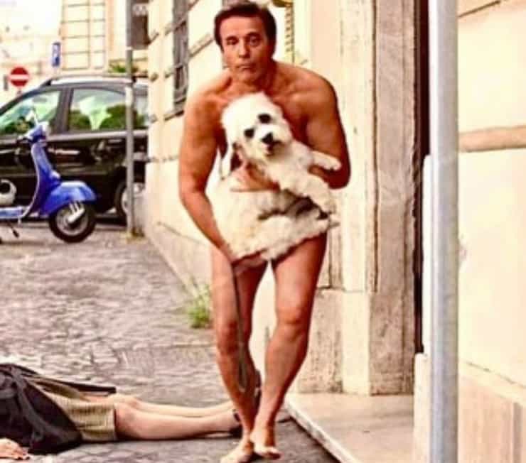 Christian De Sica e la foto nudo con solo il cane a coprirlo (Foto Instagram )