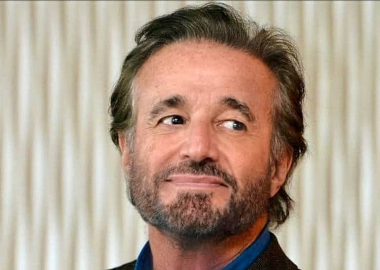 Christian De Sica e la foto nudo con solo il cane a coprirlo (Foto)