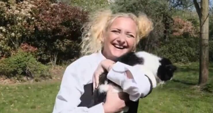 Donna sposa la sua gatta (Screen video)