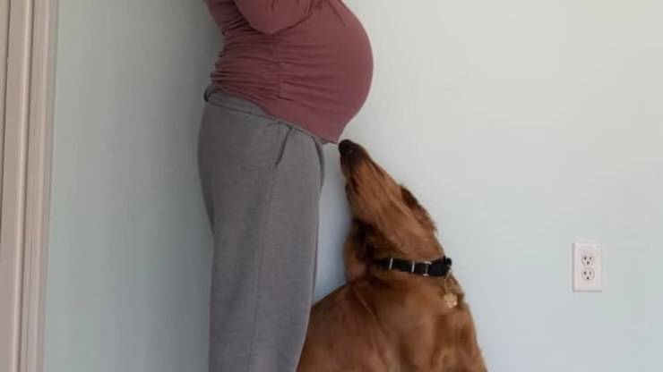 Futura mamma con la sua cagnetta