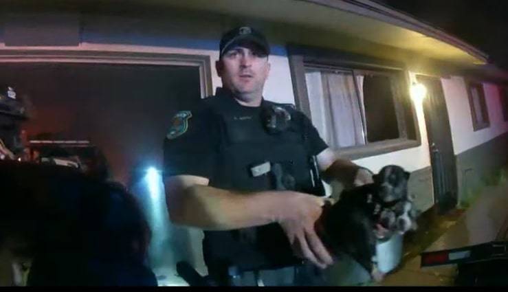 Polizia salva cuccioli appena nati dalla casa in fiamme (Screen Video)