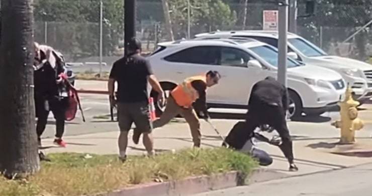 Picchia il cane in strada: gruppo di persone si scaglia contro di lui (Video)