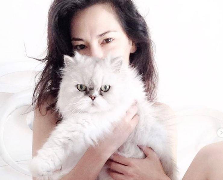 Giorgia Surina y su gato