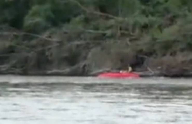 uomo salvato con animale domestico acqua fiume pericolo 
