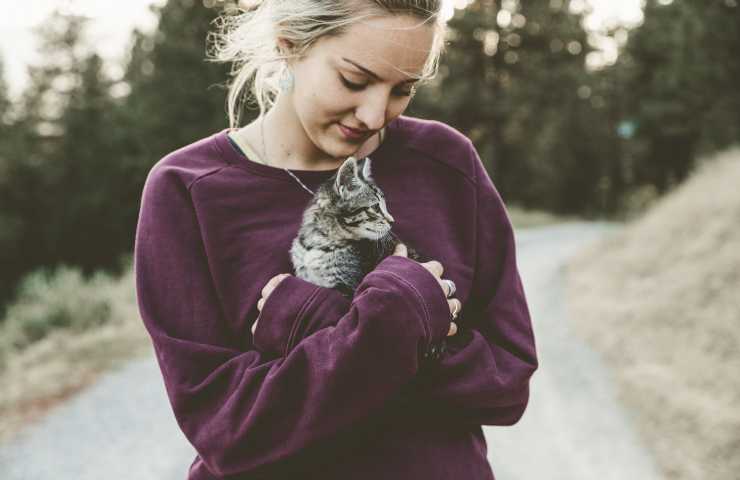 Donna con gattino