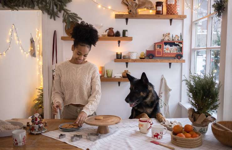 Donna prepara biscotti con cane