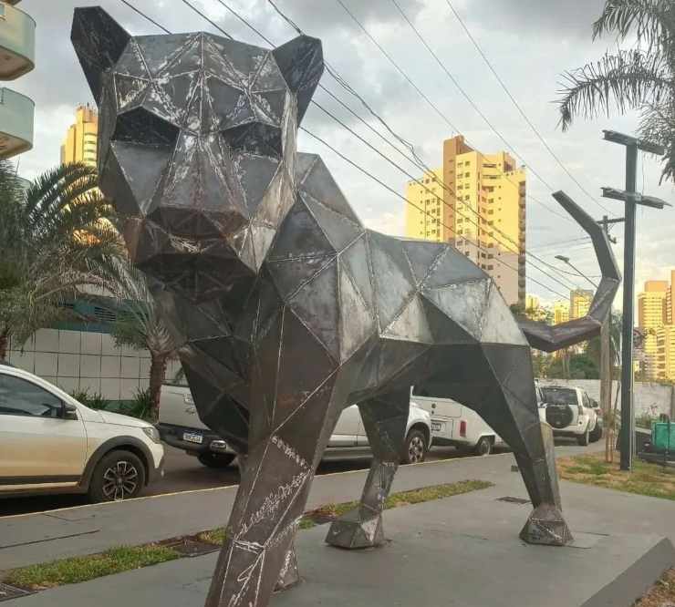 visitatore statua giaguaro