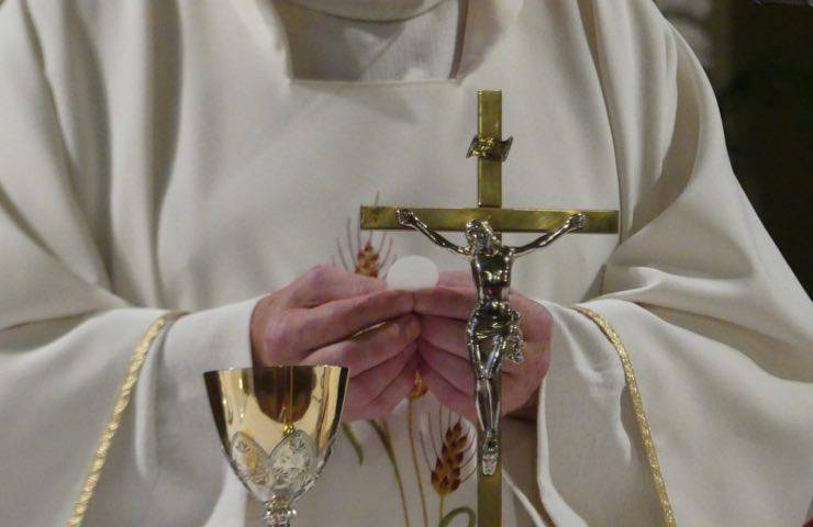 sacerdote celebra messa ginocchia