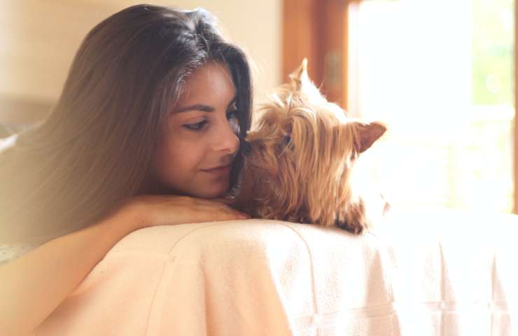 Donna con cane sul letto