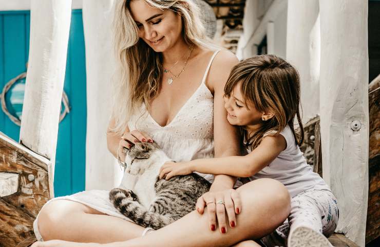 Donna e bambina con il gatto