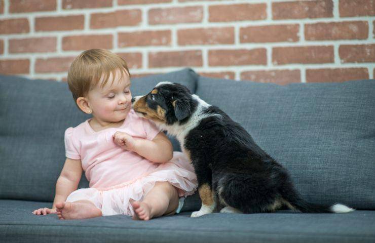 Cucciolo e bambina