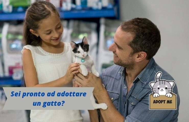 Uomo e bambina con gatto