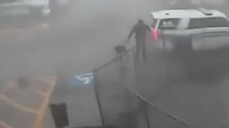 Poliziotto salva cane da tornado
