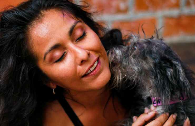 Mujer huele perro