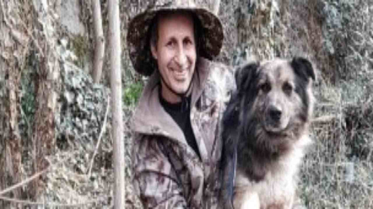 Per ritrovare il suo amato cane perso nel bosco assumono un detective