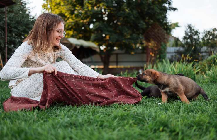 Ragazza con cucciolo