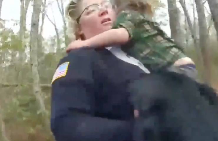 poliziotta abbraccia piccolo spaventato 