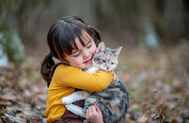 Bambina e il suo gatto