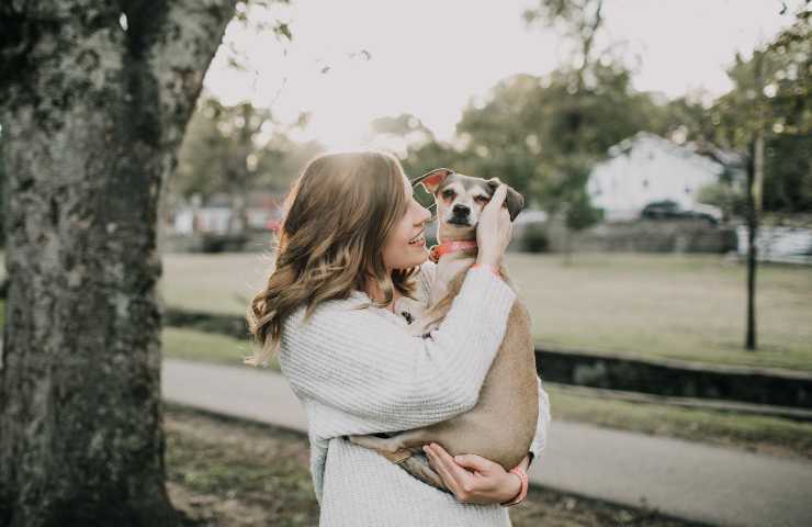 Mujer con un perro en brazos