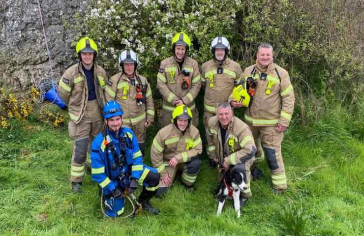 Soccorritori cercano di salvare il cane Baily (foto Facebook HM Coastguard - Moray-Ampreaquattrozampe.it)