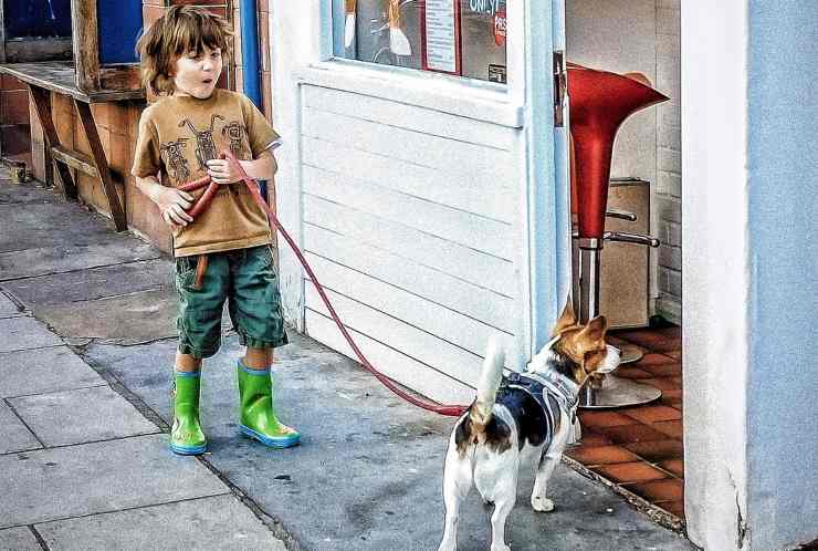 Bambino con il suo cane al guinzaglio