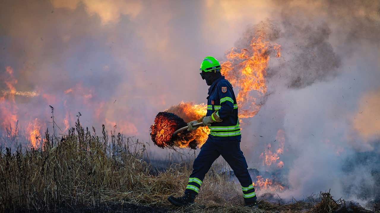 Пик пожар. Ландшафтный пожар. Пожар в Ростовской области. Пожарные тушат. Огонь пожар.