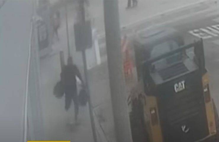 Uomo prende brutalmente a calci un cane