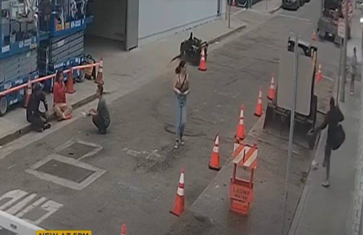 Uomo prende brutalmente a calci un cane