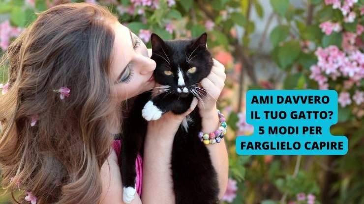 Ragazza abbraccia il suo gatto 