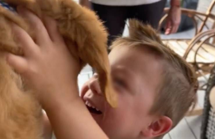 cucciolo commozione primo abbraccio 