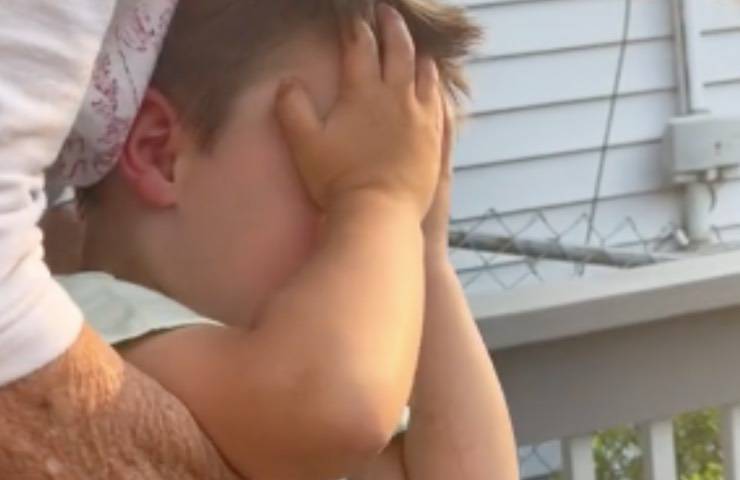 cucciolo sorpresa occhi chiusi 