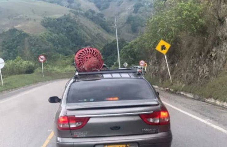 Nella cesta sul veicolo c'era un cane : il video terrificante