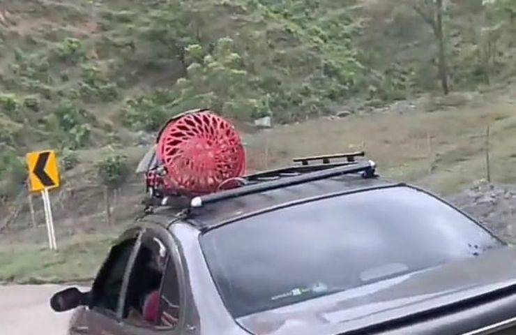 Nella cesta sul veicolo c'era un cane : il video terrificante