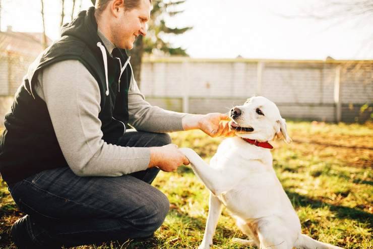 uomo con cagnolino 