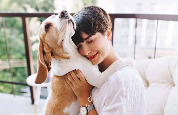 Cane e donna si abbracciano