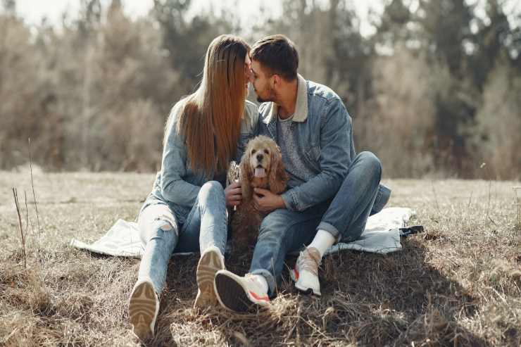 Fido si mette in mezzo se ci abbracciamo