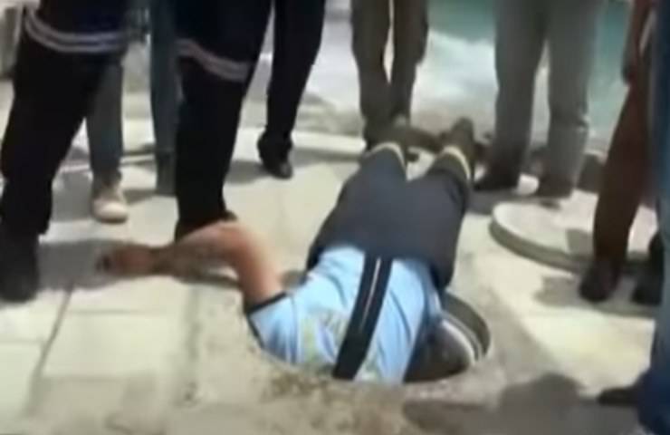 Atto eroico cagnolina aiuta i soccorritori