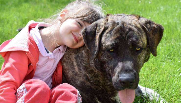 bambina con il suo cane 