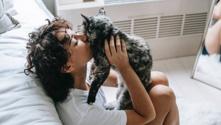 Donna bacia gatto 