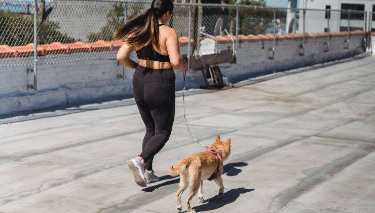 Donna corre con il cane
