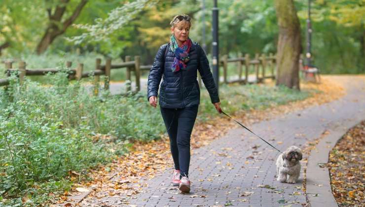 donna a passeggio con il suo cane 