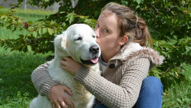 ragazza bacia il suo cane 