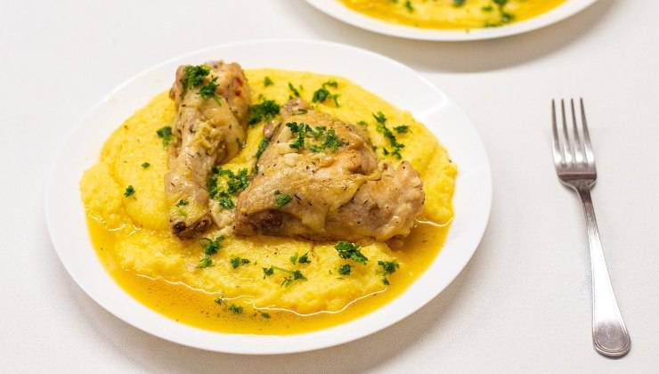 Polenta nel piatto con il pollo una pietanza che il gatto può mangiare