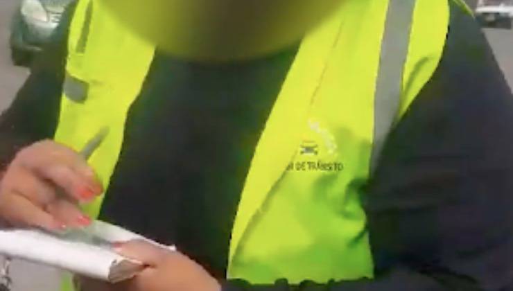 Vigile urbano scrive la multa al cane 