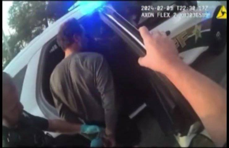 Picchia il cane con una catena